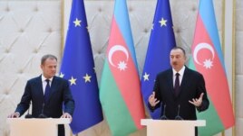 Азербайджан -- Ильхам Алиев и Дональд Туск (слева) на совместной пресс-конференции, Баку, 22 июля 2015 г.