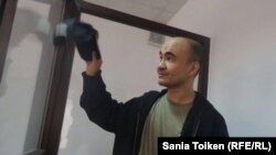 Гражданский активист Макс Бокаев в зале суда. Атырау, 3 июня 2016 года.