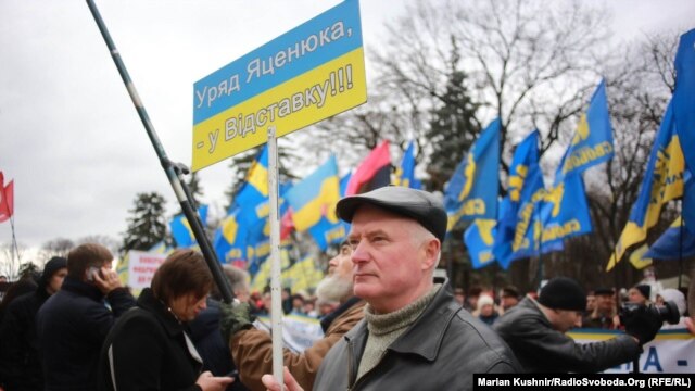 За 45 хвилин до звіту: відставки Кабміну активісти від ранку вимагають під стінами парламенту 