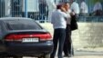 "Жаңаөзен сотының" алдында көлікті тоқтатып тұрған тұрған жол полициясы қызметкері. Ақтау, 14 мамыр 2012 жыл.