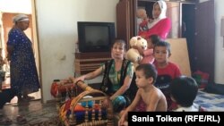 Өзбекстаннан көшіп келген оралмандар отбасы «Нұрлы көш» бағдарламасымен берілген үйлерінде отыр. Маңғыстау облысы Аппақ ауылы, 2016 жылдың қыркүйегі.