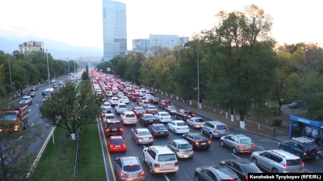 Автомобильный затор на проспекте аль-Фараби в Алматы. Иллюстративное фото.