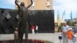 «1932-1933» жылдардағы ашаршылық құрбандарына тағзым» атты композиция. Астана, 31 мамыр 2012 жыл.