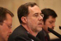Flynt Leverett addressing the Prague Energy Forum on October 25 (RFE/RL)
