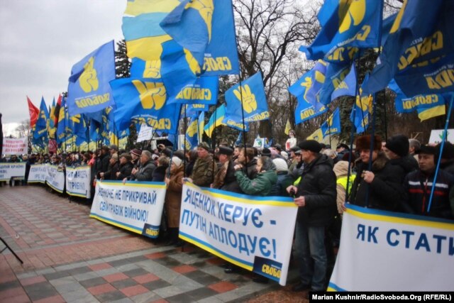 За 45 хвилин до звіту: відставки Кабміну активісти від ранку вимагають під стінами парламенту 