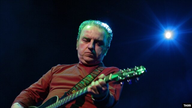 Vladimir Shakhrin, the leader of the popular Russian rock group Chaif, says he feels betrayed.