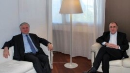 France - Foreign Ministers Edward Nalbandian (L) of Armenia and Elmar Mammadyarov of Azerbaijan, meet in Paris, 26June, 2009.
