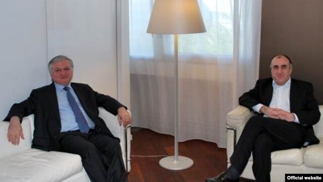 France - Foreign Ministers Edward Nalbandian (L) of Armenia and Elmar Mammadyarov of Azerbaijan, meet in Paris, 26June, 2009.