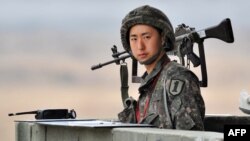 A South Korean soldier stands on a military guard post near the demilitarized zone (DMZ) dividing the two Koreas in the border city of Paju. (file photo)