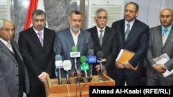 محافظ ميسان علي دواي يتحدث في مؤتمر صحفي بالعمارة