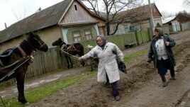 Dimineaţa pe o stradă din satul Hruşova, autonomia găgăuză. O imagine comună multor sate din Moldova.