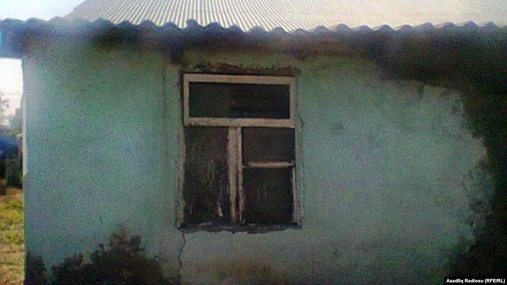 Zəlzələdən sonra qəzalı vəziyyətə düşən ev, İmişli, sent.2016