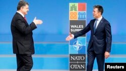 Украина президенті Петр Порошенко (сол жақта) және сол кездегі НАТО бас хатшысы Андерс Фог Расмуссен. 4 қыркүйек 2014 жыл.