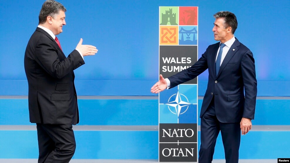 Ukraina prezidenti Petr Poroşenko (sol jaqta) jäne sol kezdegi NATO bas hatşısı Anders Fog Rasmussen. 4 qırküyek 2014 jıl.