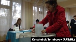 Алматыдағы 350-сайлау учаскесiнде дауыс берiп жатқан сайлаушы. 20 наурыз 2016 жыл.