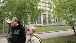 Люди у здания Мосгорсуда требуют отпустить из-под ареста участниц группы Pussy Riot