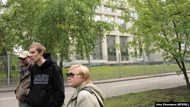 Люди у здания Мосгорсуда требуют отпустить из-под ареста участниц группы Pussy Riot
