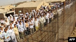 معتقلون بإنتظار إطلاق سراحهم من سجن أبو غريب