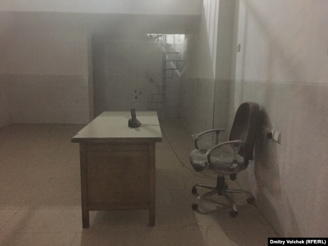 Этот заброшенный офис в Ширазе я сфотографировал вечером через стекло. Он мог бы стать декорацией для фильма о зверствах КГБ