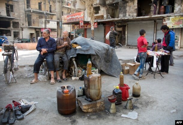 Восточный Алеппо, 27 октября. Остающиеся в городе люди перерабатывают пластик в топливо