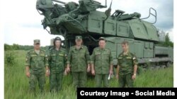 Военнослужащие 53-й зенитно-ракетной бригады на фоне установки "Бук".