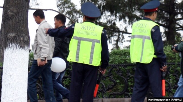 "Қарсылық жиынын" бақылап тұрған "жол полициясы" қызметкерлері. Алматы, 28 сәуір 2012 жыл.