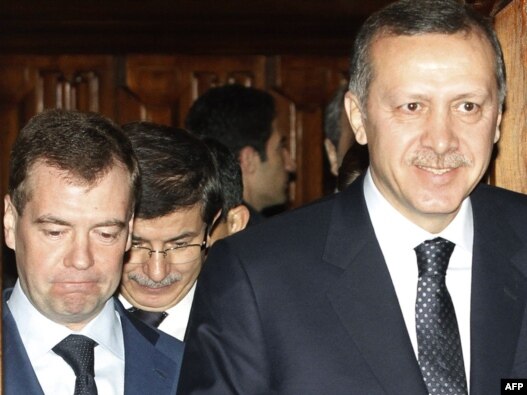 Russia -- President Dmitry Medvedev (L) with Turkish Prime Minister Tayyip Erdogan in Barvikha, 13Jan2010