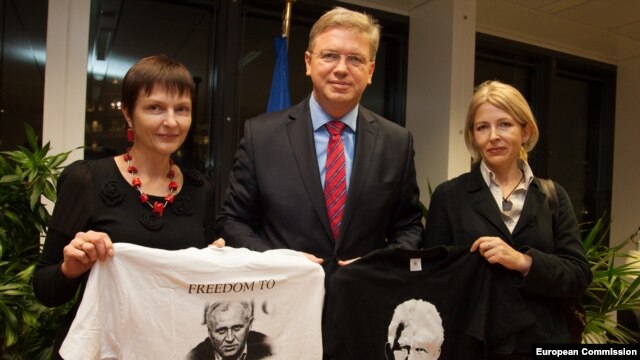 EU Enlargement Commissioner Stefan Fuele meets with Maryna Adamovich (left), the wife of Mikalay Statkevich, and Natallya Pinchuk, the wife of Ales Byalyatski, in Brussels on November 7.