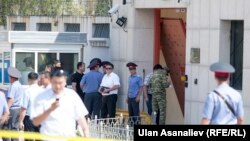 Жарылыс болған Қытай елшілігі қақпасының жанында жүрген полиция қызметкерлері. Бішкек, 30 тамыз 2016 жыл.