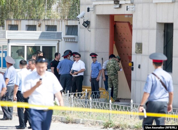 Қырғызстан астанасы Бішкектегі Қытай елшілігіне жанкешті шабуылынан кейін оқиға орнында жүрген мамандар.