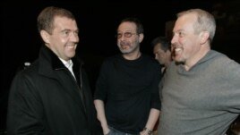 Незадолго до выборов Дмитрий Медведев побывал на репетиции «Машины времени» в Барнауле