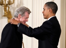 La acordarea Medaliei Naționale de Artă de către președintele Obama, în 2010