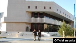 Студенты идут возле здания университета в Туркестане. Иллюстративное фото.
