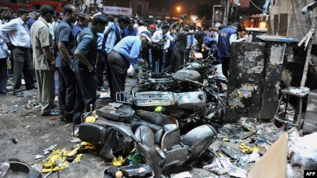 Police and investigators at the site of a deadly bomb blast in Hyderabad on February 21.