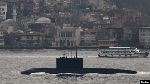 Российская подводная лодка "Ростов-на-Дону" в проливе Босфор. Декабрь 2015 года