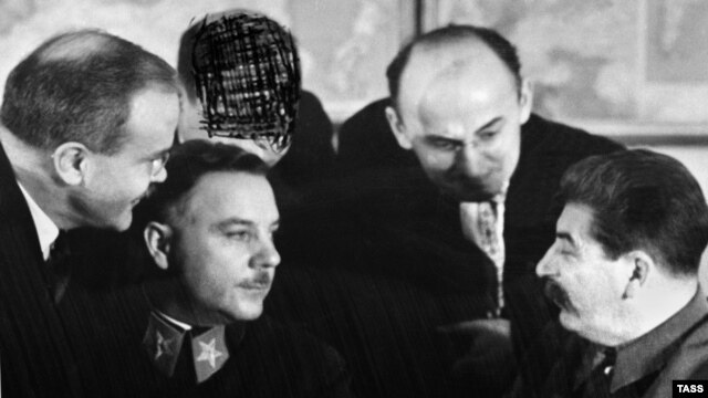 از چپ: مولوتوف، وراشیلوف، گمنام (چهره‌اش مخدوش شده)، بریا و استالین