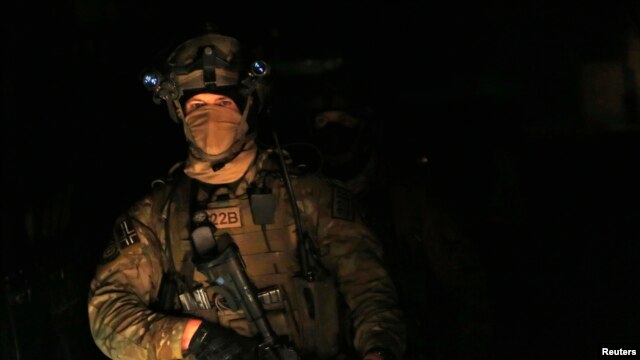 یک سرباز ناتو در محل، پس از انفجار