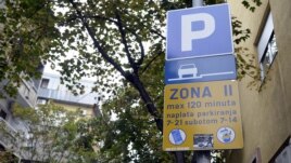Nalepnice protiv Parade ponosa zalepljene na znaku za parkiranje, Beograd, septembar 2012.