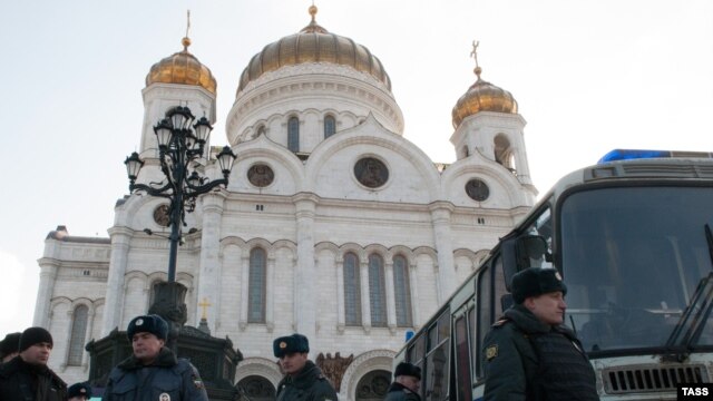 Poliția rusă patrulînd în fața Catedralei Hristos Mîntuitorul de la Moscova