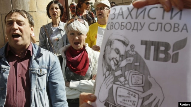 Ukrainian journalists and TVi supporters protest against media censorship in front of the National Television and Radio Broadcasting Council in Kyiv on September 12.