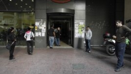 Derisa në Gjermani rritet punësimi, persona të papunë në Athinë (foto) presin para një zyreje të punësimit