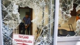 Разбитое окно здания консульства Таиланда в Стамбуле. 9 июля демонстранты пикетировали консульство после появления сообщений о депортации 109 уйгуров в Китай.