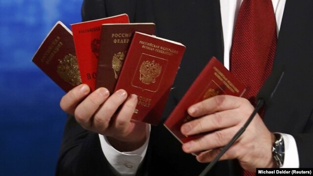 Документы российских военнослужащих, воюющих, по словам Петра Порошенко, на востоке Украины. Мюнхен, 7 февраля 2015 года