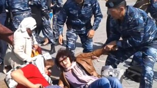 Аштық жариялаған борышкерлерді полиция алып бара жатыр. Астана, 27 мамыр 2013 жыл. Көрнекі сурет