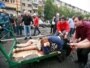 Люди помогают пострадавшим при взрыве на центральном рынке Владикавказа
