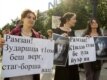 Около ста человек собралось в Новопушкинском сквере в Москве, чтобы почтить память правозащитницы Натальи Эстемировой