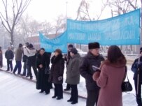 Orunbekov's supporters demonstrate in downtown Bishkek on 30 January (RFE/RL)