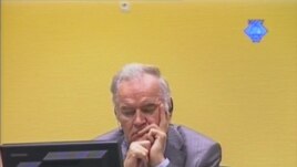 Ratko Mladić u sudnici 28. rujna 2012.