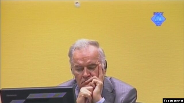 Ratko Mladić u sudnici 28. rujna 2012.