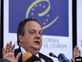 ЕККУнун байкоочулар тобунун жетекчиси Жоао Соареш пресс-конференцияда суроолорго жооп берүүдө, Киев, 8-февраль, 2010-жыл